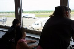 空港で飛行機見てます.jpg