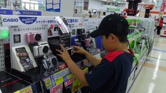 蒼輝もカメラいじって遊んでます.jpg