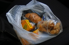車に差し入れお昼ごはん.jpg