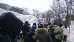 雪まつり会場に来ました…すごい人….jpg