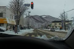 雪道と藻岩山.jpg
