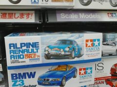 電気屋さんとは思えないプラモデルのラインアップ.jpg