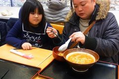 食べたそうな友希ちゃんにおすそ分け.jpg
